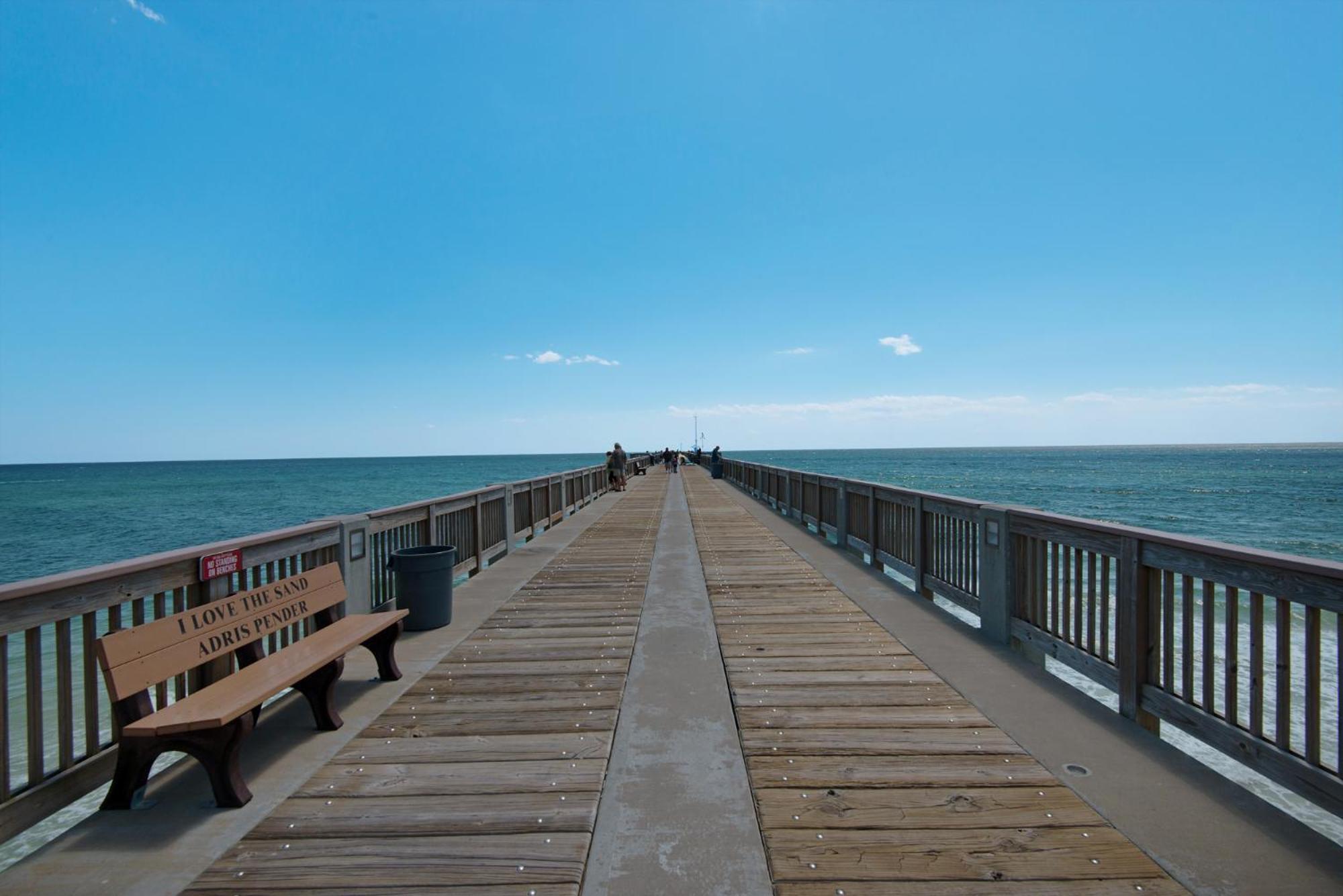 Steps To Paradise: Ground-floor 2br/2ba Beachfront Condo, Sleeps 8, Gulf Views! Holiday home