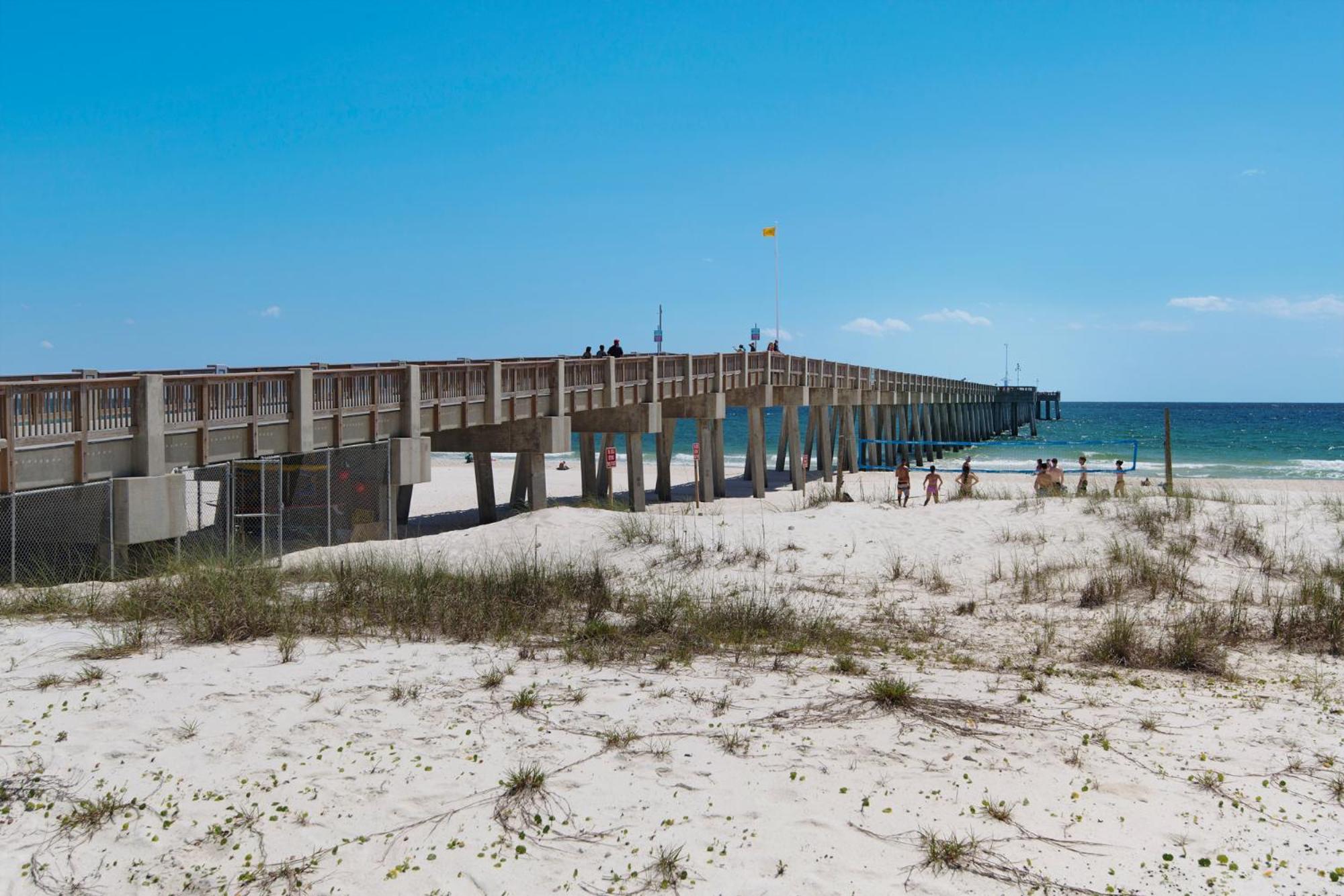 Steps To Paradise: Ground-floor 2br/2ba Beachfront Condo, Sleeps 8, Gulf Views! Holiday home *