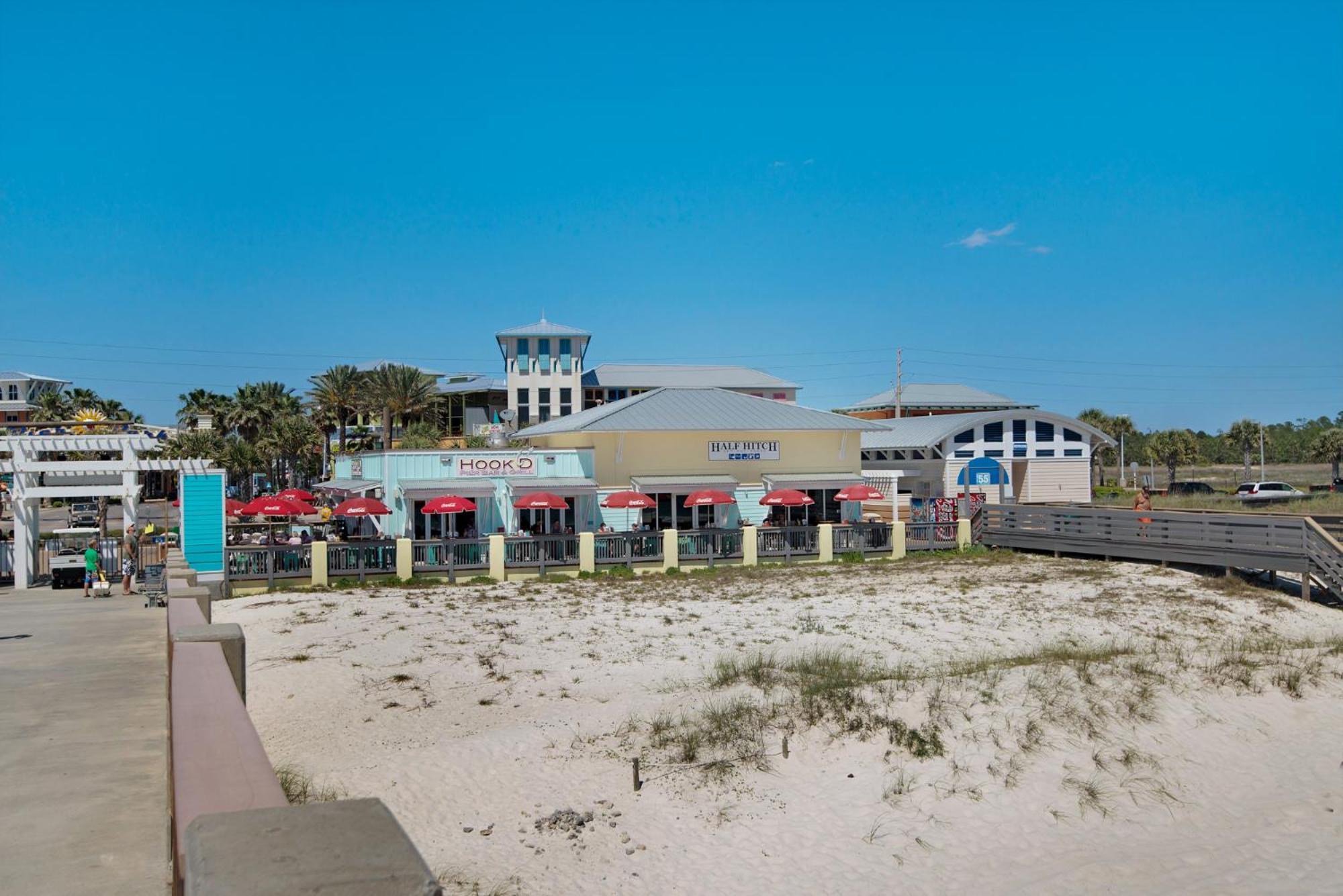 Steps To Paradise: Ground-floor 2br/2ba Beachfront Condo, Sleeps 8, Gulf Views! Holiday home *