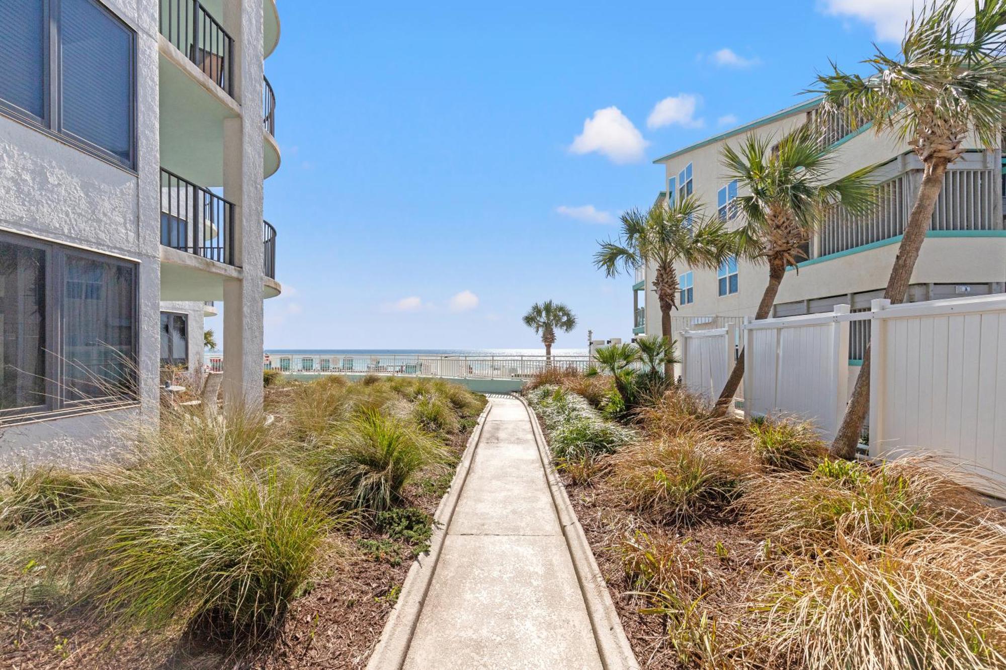 Steps To Paradise: Ground-floor 2br/2ba Beachfront Condo, Sleeps 8, Gulf Views! Holiday home