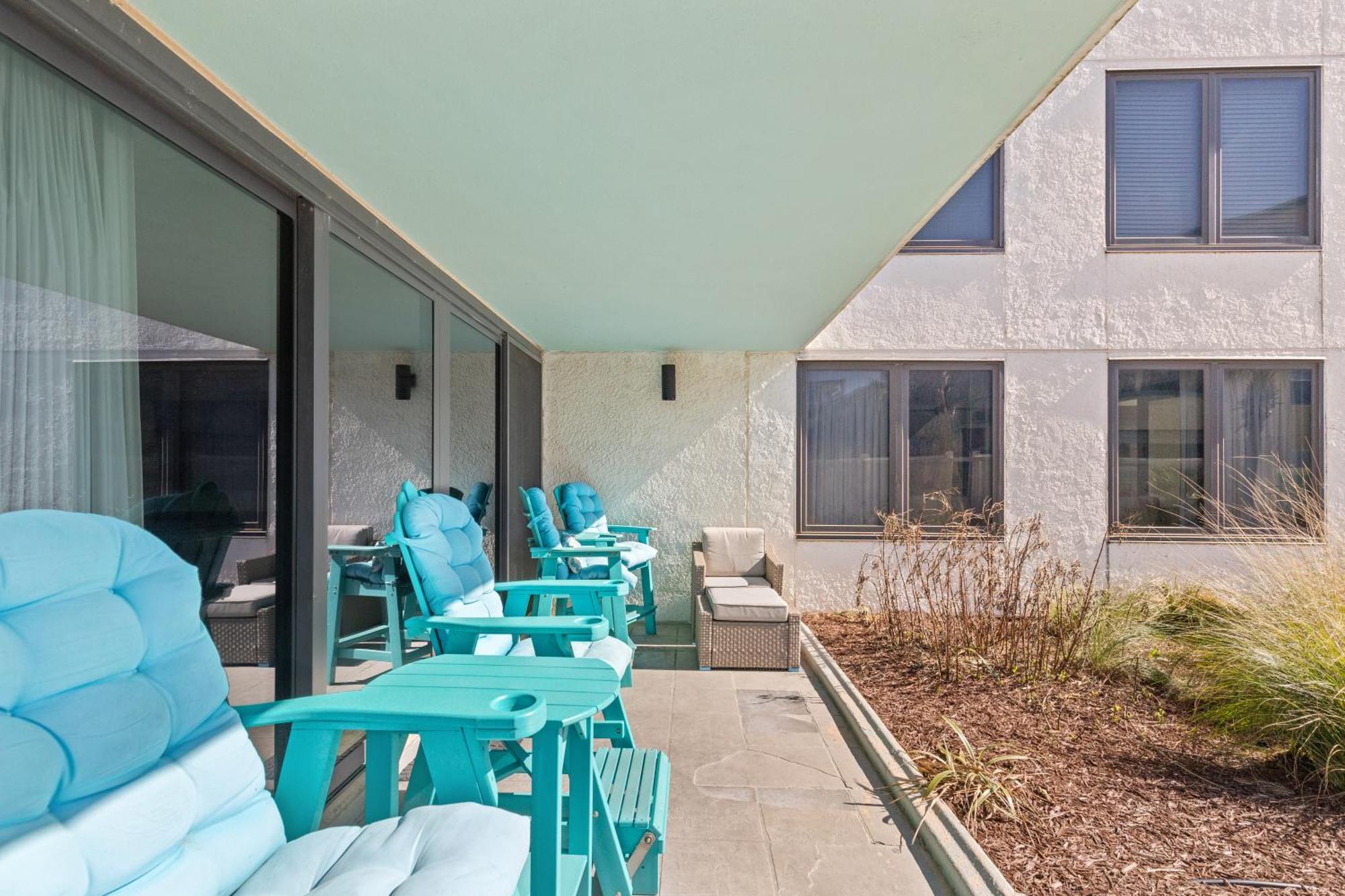 Steps To Paradise: Ground-floor 2br/2ba Beachfront Condo, Sleeps 8, Gulf Views! Holiday home
