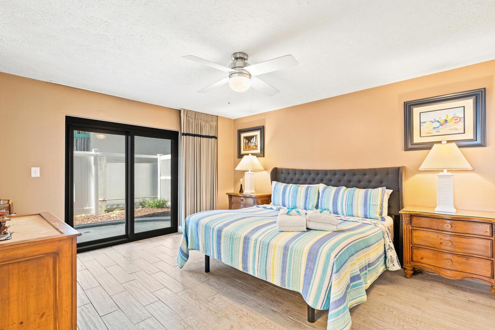 Steps To Paradise: Ground-floor 2br/2ba Beachfront Condo, Sleeps 8, Gulf Views! Holiday home *