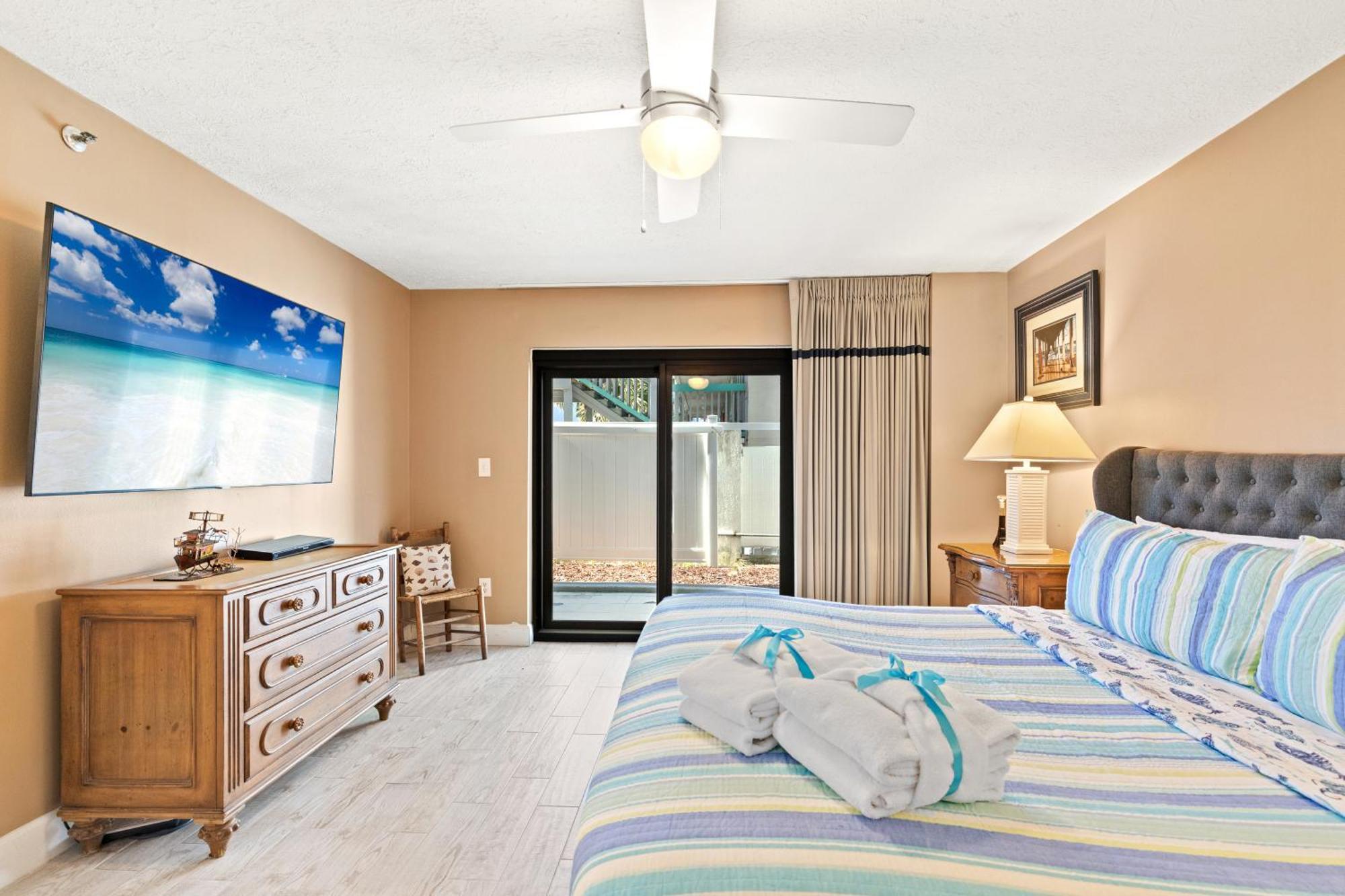 Holiday home Steps To Paradise: Ground-floor 2br/2ba Beachfront Condo, Sleeps 8, Gulf Views!