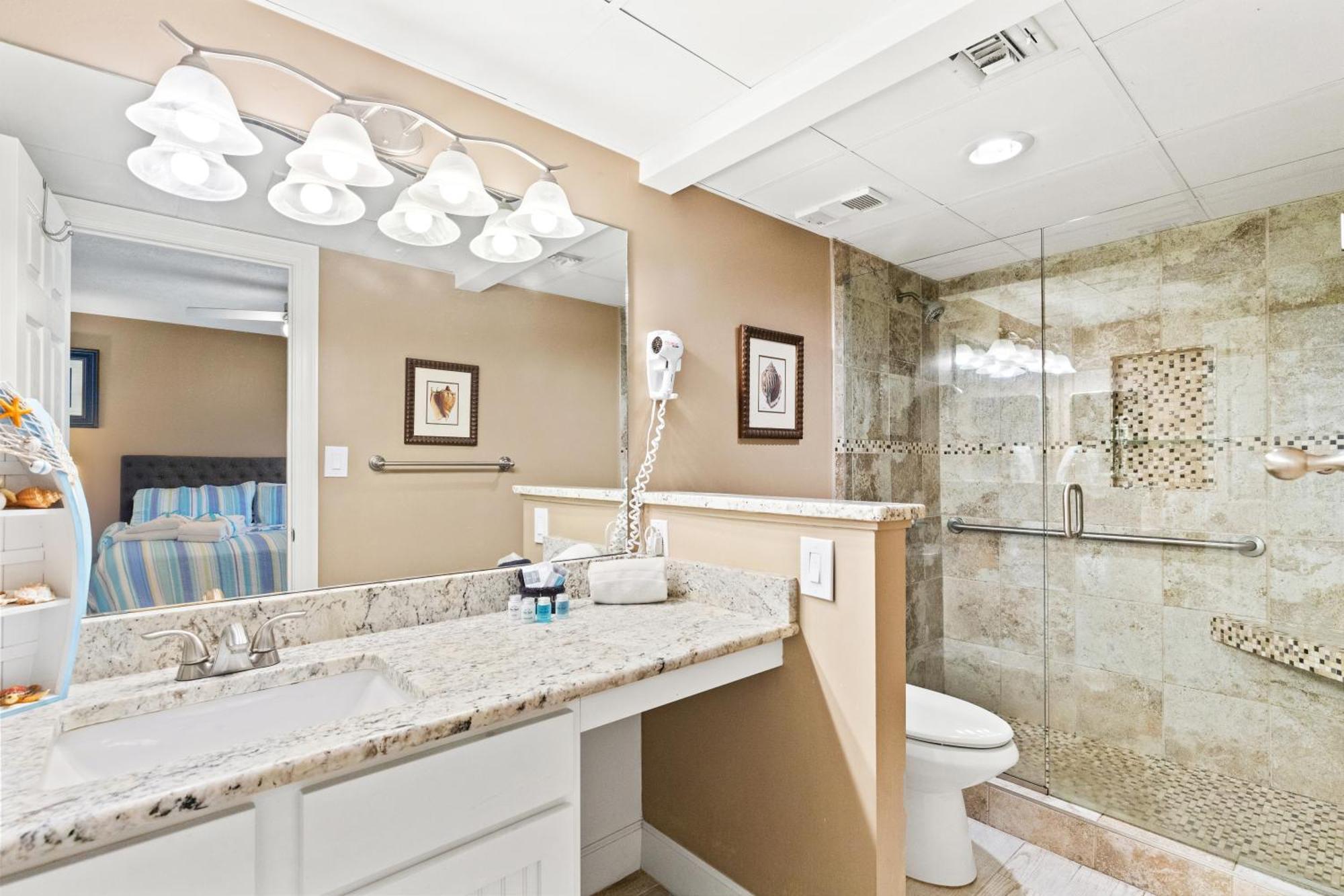 Steps To Paradise: Ground-floor 2br/2ba Beachfront Condo, Sleeps 8, Gulf Views! Holiday home